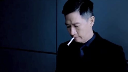 张家辉太霸气,美女保镖在和敌人浴血奋战,他却在一旁抽着香烟!