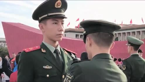 班长帮兵哥哥整理军装,兵哥的眼神一直环顾四周,太帅了!