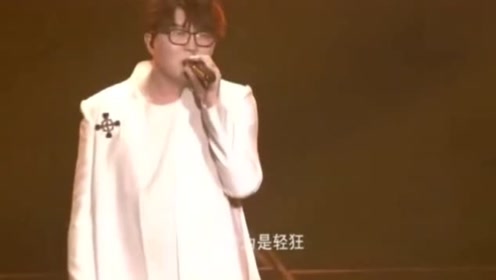 毛不易现场唱《牧马城市》,一开口唱出了很多人的心声,太好听了