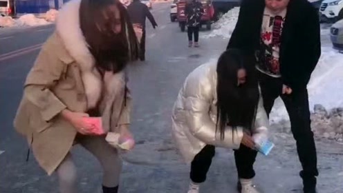 帮老婆买的卫生巾,半路上袋子突然坏了,两个美女趁机捡便宜了