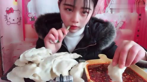 漂亮小姐姐吃水饺,沾着辣椒酱,这样吃真过瘾!