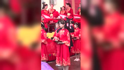 不愧是潮汕国民美女,穿上红裙的佳娜小姐姐,真是太美了!