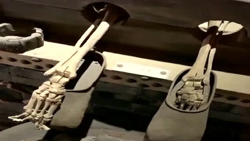 见识一下古代酷刑"红锈鞋",穿上有红锈的铁鞋一直烧,真是太痛苦了!