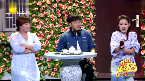 贾玲学张小斐,直接把罐头拧开了,结果又一巴掌把花岗岩桌子拍碎了