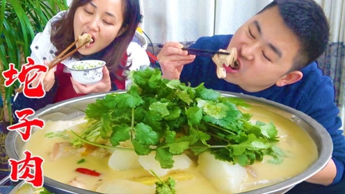 超小厨请丈母娘吃饭,老婆买了280块钱的菜,喝啤酒涮