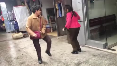 街头两个大妈吵架,路人:这是在尬舞吗?