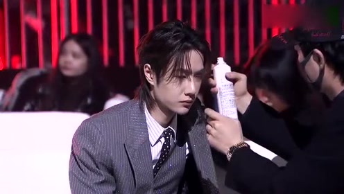 王一博的刘海弄到眼睛了,乖乖让造型师顺毛,简直太可爱了