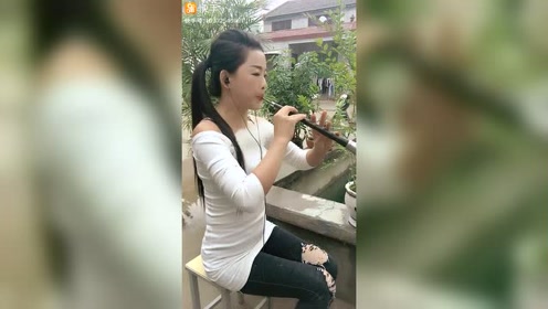 农村美女现场演唱一首信天游下,老妹的唢呐吹的十分有经验