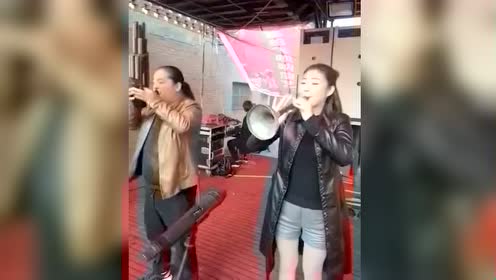 实拍乡村乐队女唢呐精彩演奏