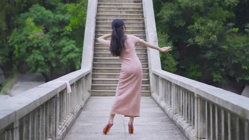 美女穿旗袍桥边跳《江南夜》