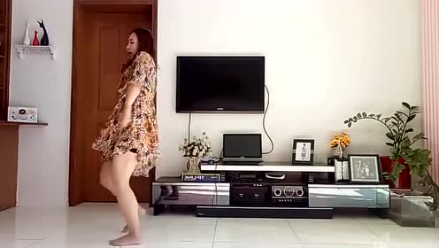 辣妈穿短裙跳广场舞《九妹》,舞步时尚经典,韵味十足