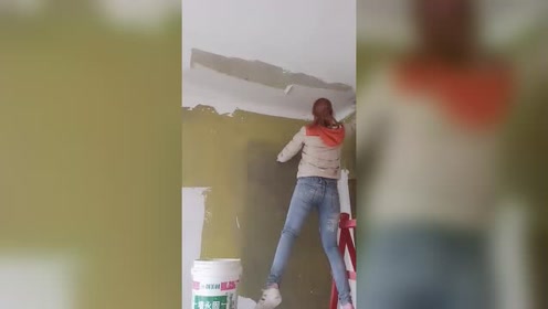 工地女师傅刮腻子,一天挣300元,太能吃苦啦