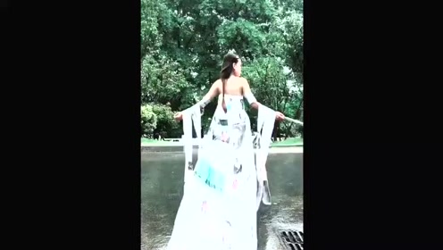 就佩服这样的美女，下雨天还穿成这样，难道是行为艺术？