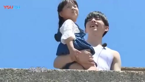 邓伦小山竹互怼日常，被闺女吐槽白得像个鬼