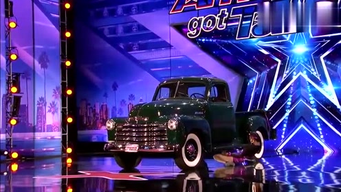 半蹲方式过汽车，这女子太厉害了，惊呆了评委！