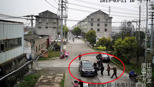 6岁小孩被卷入车底动弹不得 路人纷纷出手抬车救人