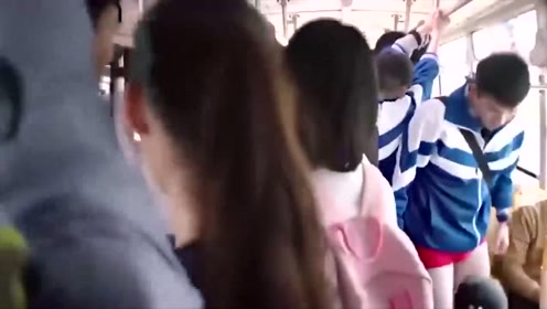 女孩不小心拽了男生的裤子