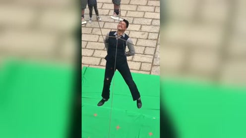 演员真不容易啊,被五花大绑着,加油吧