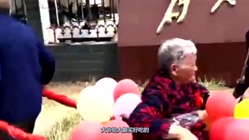 65岁大爷迎娶比自己大7岁大娘,单膝跪地浪漫求婚:嫁给我吧