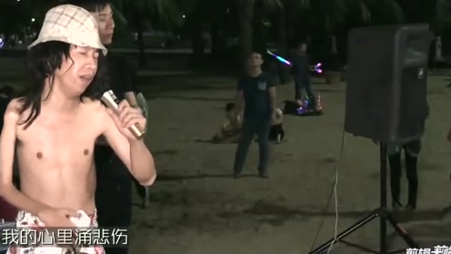 广州流浪歌手阿龙与人合唱车站唱出了离乡背井的心酸