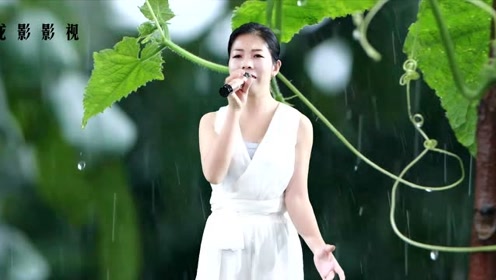 依依《老地方的雨》伤感情歌,好听至极,百听不厌!
