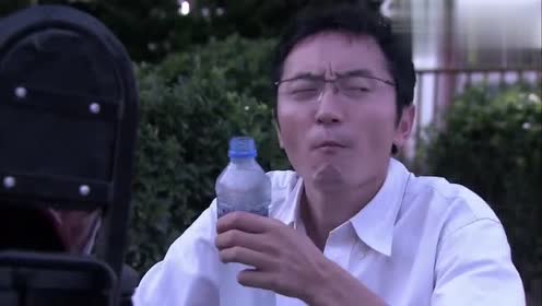欧阳一峰没钱买水怏怏不睬,破烂小伙搞笑送上,这段太逗了