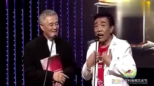 张帝即兴编歌夸奖赵本山,赵本上听得都不好意思了,太厉害了!