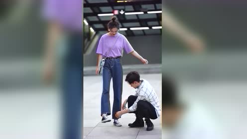 这样的男朋友谁不想要,街上帮女友系鞋带,空气中都是恋爱的味道