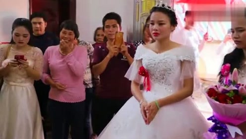 广西姑娘出嫁,离别时想到父母养自己大不容易,泪水湿润了眼眶