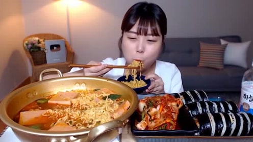 大胃王美食吃播,韩国妹子吃乌黑的汉堡包和炸鸡