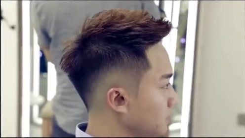 可以试试这款"短飞机头"发型,易打理又帅气