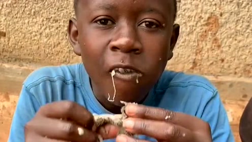 非洲小孩第一次吃羊肚,问他好吃吗?他的回答太意外了!