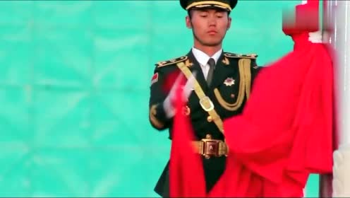 国旗手张自轩帅气收旗,每一个动作都非常经典,百看不厌!