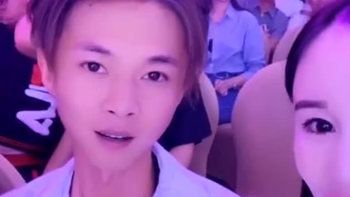 许华升和美女同款,升哥帅气不是吹的!