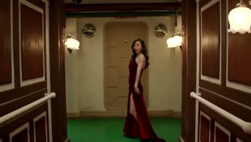 美女为偷玉玺用美人计,一个眼神征服美国士兵,这样的女孩谁不爱