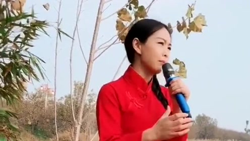 农村女歌手翻唱一曲《白狐》,经典曲目,韵味十足!
