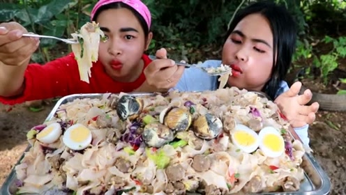 柬埔寨两位美女在户外做美食,白菜炒河粉,看饿了!