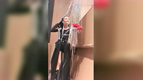 也不知道宋小睿咋想的,竟穿这一身衣服,恕我直言,真显成熟!