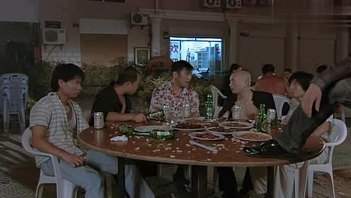 小混混聚在一起喝酒吃肉,不料杜少爷突然出现挑事,悲剧了