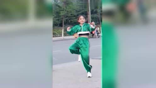 街头偶遇童模宋小睿,这么小什么舞蹈都敢挑战,长大了还了得!
