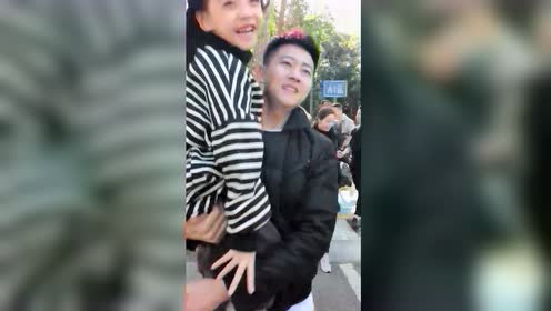 童模焱娃娃,不愧是爸爸的小情人,这一幕被妈妈看到,又该吃醋了