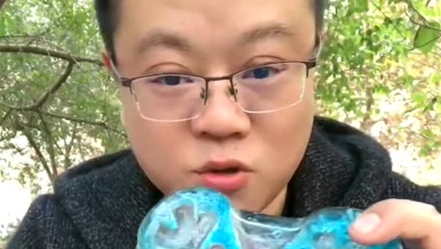 眼镜哥吃蓝色冰块,声音嘎嘣脆,看得我牙齿打颤
