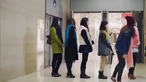 想上厕所,女厕却在排长队,实在憋不住美女出了绝招