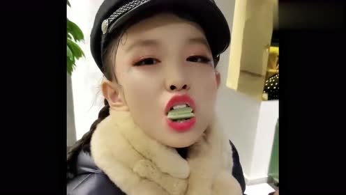 宋小睿吃东西,看她的笑容真可爱,网友:很喜欢她的