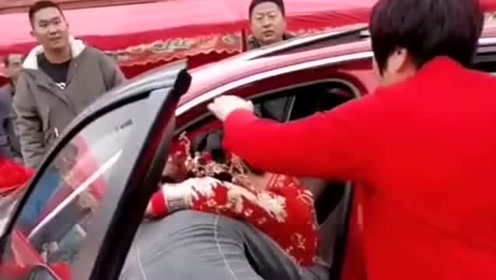 新娘被抱下车,喜婆婆用手挡着车顶,这个动作太暖心了!