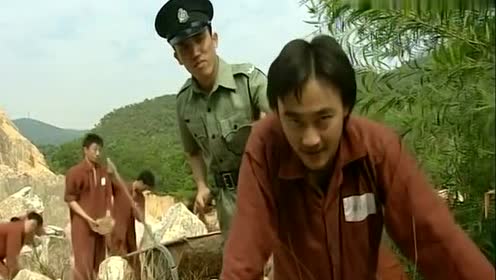 杨吉光在监狱干苦力,偷偷抽跟烟,都坐牢了还敢威胁警察!