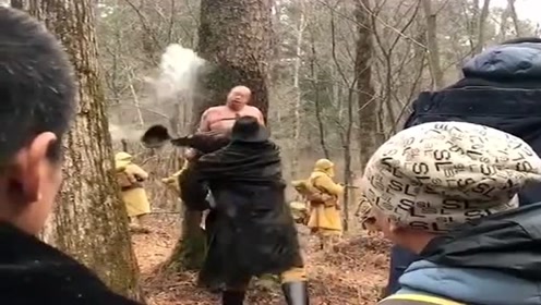 拍戏现场:群众演员真是不容易,被五花大绑在树上,还被泼冷水!