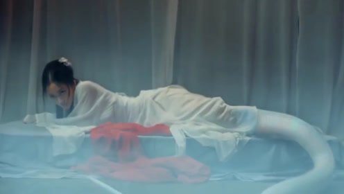 端午书生饮雄黄酒,无意喷了蛇妖一身,床上的蛇妖现原形妩媚无比