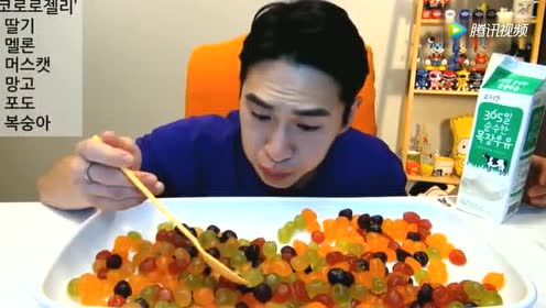 大胃王奔驰小哥吃软糖!有钱人就是不一样!