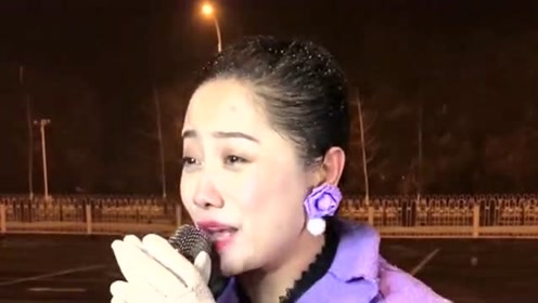农村小伙身穿花棉袄来唱歌,歌曲《窗外》唱的真好听